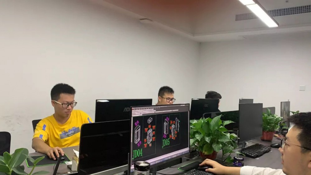 向奮戰(zhàn)在一線(xiàn)加班加點(diǎn)的同事們致敬！