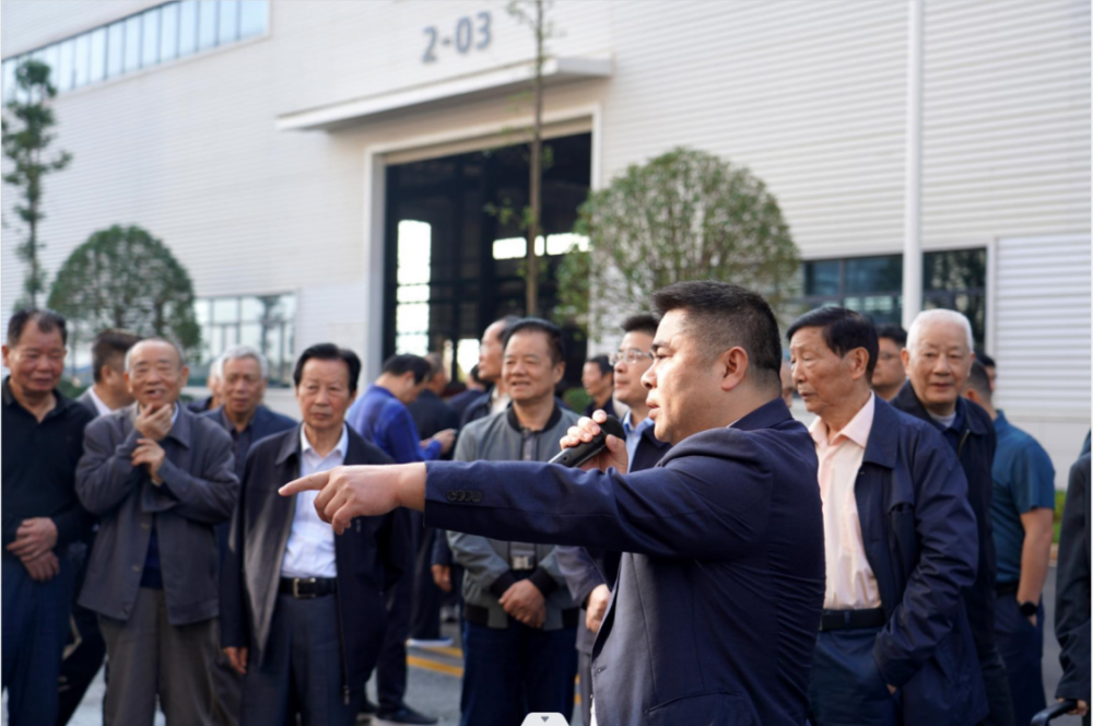 重陽(yáng)登佳境  鑫悅賞時(shí)光—— 近百名離退休老干部參觀(guān)考察鑫政新能源產(chǎn)業(yè)園